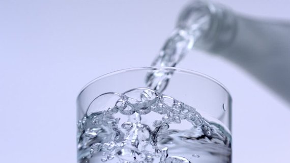 Vaso de agua mineral