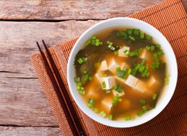 Porción de sopa de miso