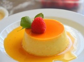Porción individual de flan de vainilla con caramelo